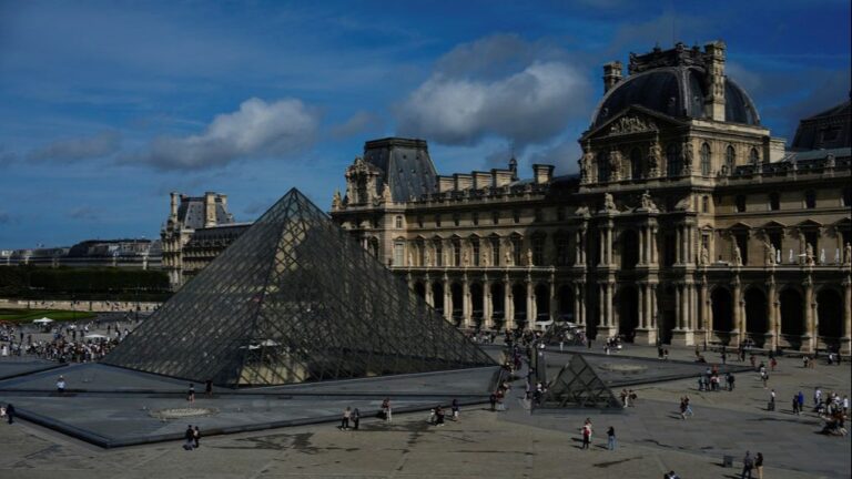 Spektakularna krađa u Luvru: Pljačkašima ispadali dragulji dok su bježali