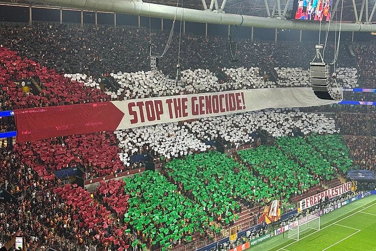 “Stop genocidu”: Navijači Galatasaraya razvili veliki transparent, hiljade mahalo palestinskim zastavama
