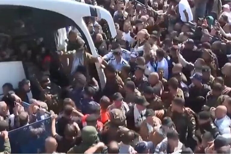 Stotine Palestinaca dočekalo zatvorenike koje je Izrael pustio: Iz autobusa crvenog križa izašli u suzama