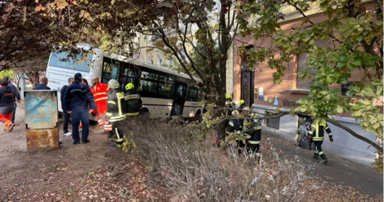 Strašna nesreća u Mađarskoj: Autobus pun putnika zabio se u školu, više od 20 povrijeđenih