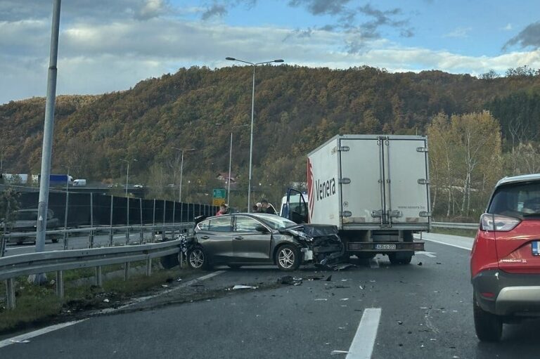 Sudar dva vozila kod Vogošće izazvao velike gužve na autoputu