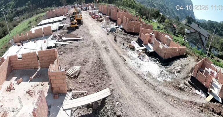 Svih 16 kuća se radi istovremeno: Završetak radova se očekuje na proljeće naredne godine
