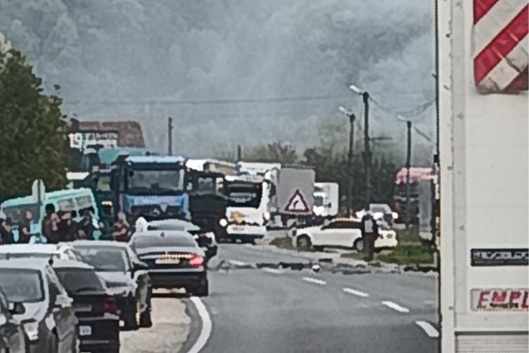 Težak sudar kod Tešnja: U sudaru putničkog i teretnog vozila jedna osoba povrijeđena