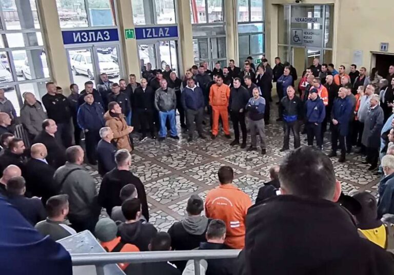 Štrajk obustavljen, vozovi krenuli: Radnicima u Željeznicama RS počeli stizati SMS-ovi ‘plata legla’