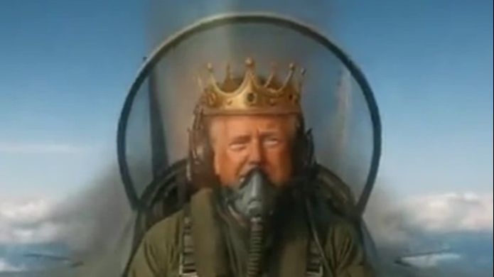 Tramp odgovorio na proteste: Sa krunom na glavi iz aviona ispušta smeđu tečnost