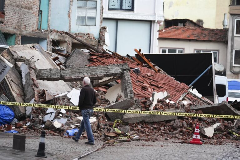 Urušile se zgrade: Pogledajte fotografije razaranja u Turskoj nakon snažnog zemljotresa