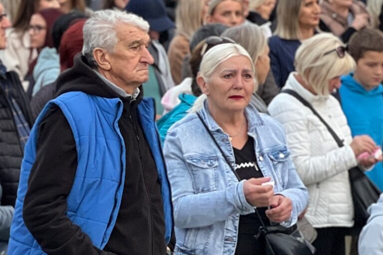 Tuzlaci se ponovo okupili u čast Halida Bešlića, u suzama i s pjesmom se opraštaju od legende