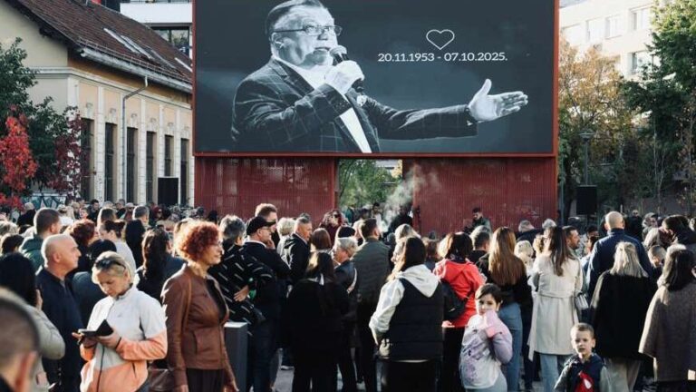 U Banjoj Luci je posljednji put nastupio: Pogledajte kako se građani opraštaju od velikog Halida Bešlića