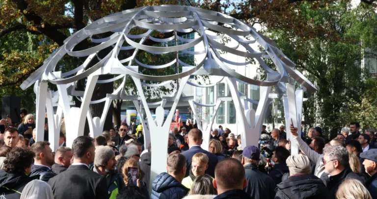 U Beču otkriven Cvijet Srebrenice – Bećirović: Žrtve nisu zaboravljene, negatori neće uspjeti