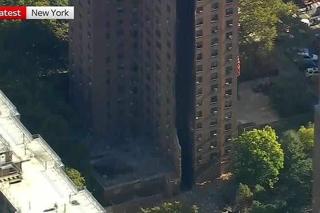 Urušio se dio nebodera u New Yorku, vatrogasci kopaju po ruševinama