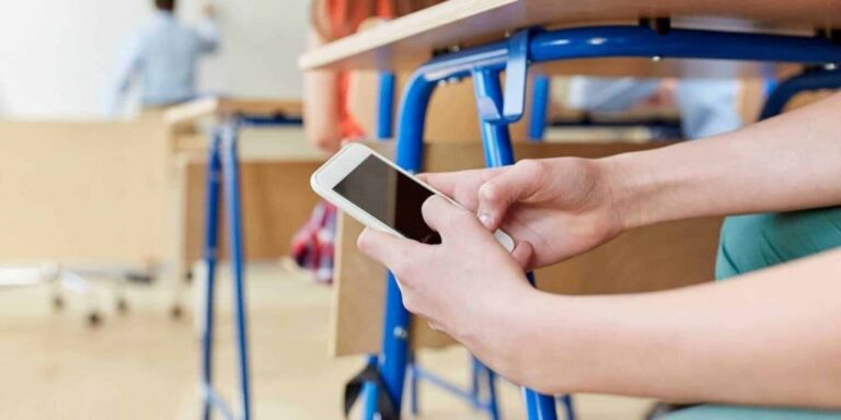 Upućena inicijativa za zabranu nošenja mobitela u osnovnim školama Zeničko-dobojskog kantona 