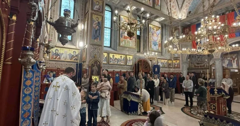 (VIDEO) Burne reakcije iz RS-a zbog prijetnji SPC-u u Tuzli – “Ovo je kontinuirani napad”