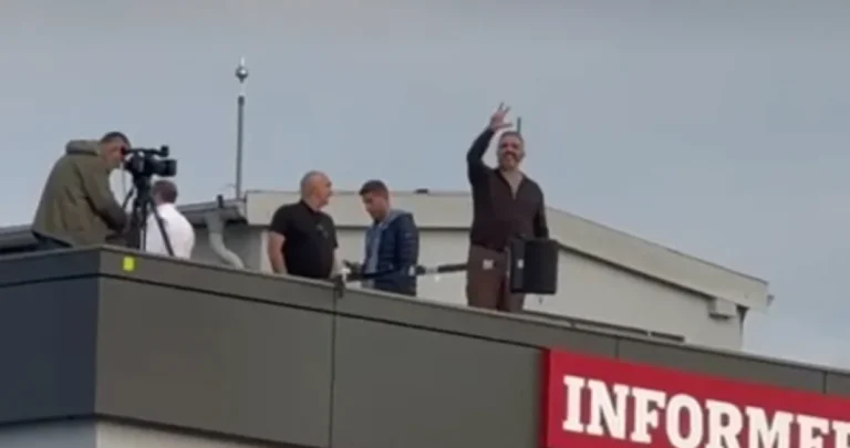 (VIDEO) Studenti protestuju ispred Informera, Vučićević im sa krova pokazuje tri prsta