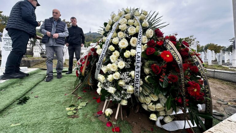 Vijenci od predsjednika Srbije, vlasnika i direktora Pinka postavljeni na mezar Halida Bešlića