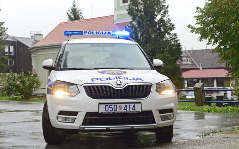 Vozač autobusa studente vozio sa 2 promila: Kad je policija došla, on se zaključao u autobus