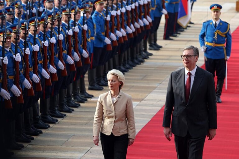 Vučić dočekao Ursulu von der Leyen uz najveće počasti: Crveni tepih, vojska i svečana paljba
