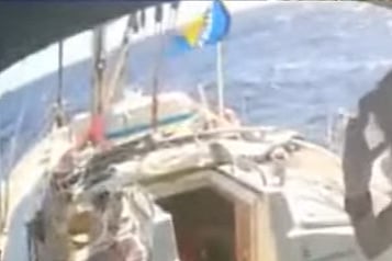 Zastava Bosne i Hercegovine vijori se na putu prema Gazi, flotila pod konstantnom prijetnjom Izraelaca