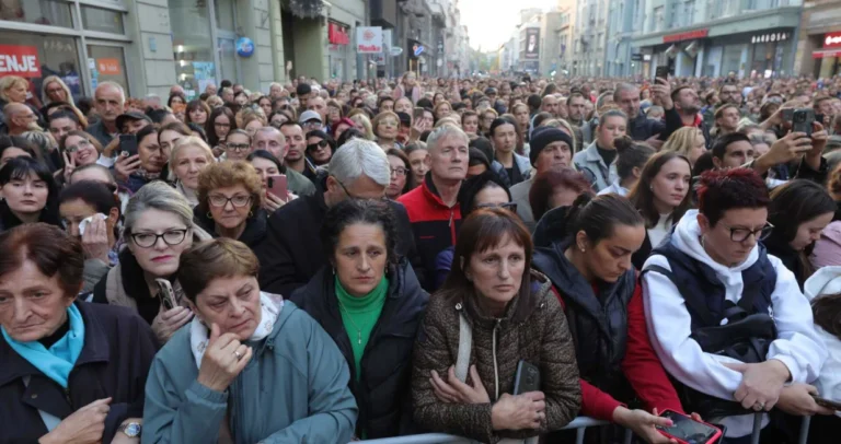 Završen skup u Sarajevu: Poznato koliko ljudi je prisustvovalo oproštaju od Halida Bešlića