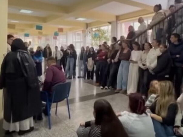 Zenica pjesmom ispratila legendu: Gimnazijalci u holu škole zapjevali “Romaniju”