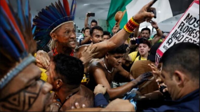 Burno u Brazilu: Starosjedioci upali na klimatski samit, bacali palice, povrijeđeni zaštitari