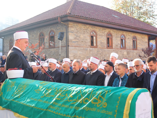 BAKIR IZETBEGOVIĆ NA DŽENAZI HFZ. HALILU MUFTIĆU: Rame uz rame sa zeničkim muftijom Dizdarevićem i Nezirom Pivićem