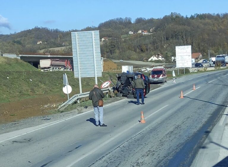Sudar dva automobila na M-17: Vozilo završilo na boku, policija na terenu