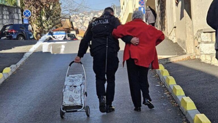PRAVA SLIKA POLICIJE U BIH | Lijep primjer humanosti: Policajac pomogao starijoj ženi