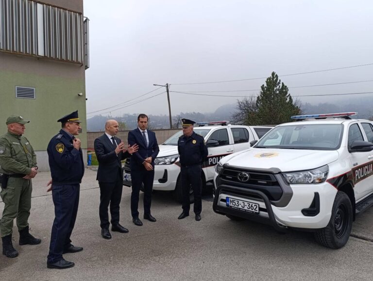 Policiji sedam novih terenskih vozila za efikasniji rad: Sigurnost građana i modernizacija policije prioritet Vlade ZDK
