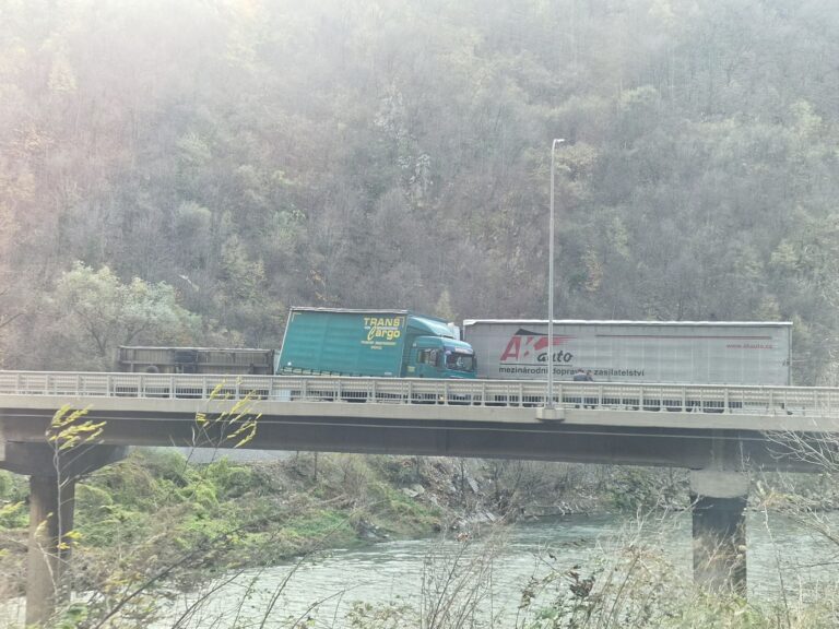 NEZGODA NA M-17 KOD ZENICE: Jak vjetar oborio kamion