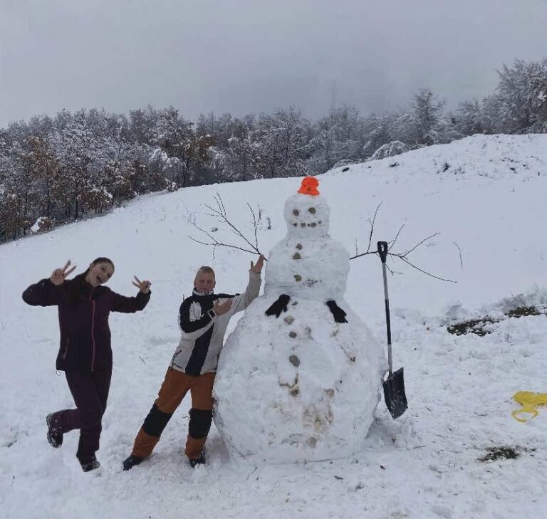 ZIMSKA BAJKA KOD ZENICE: Djeca napravili dvometarskog Snješka Bijelića