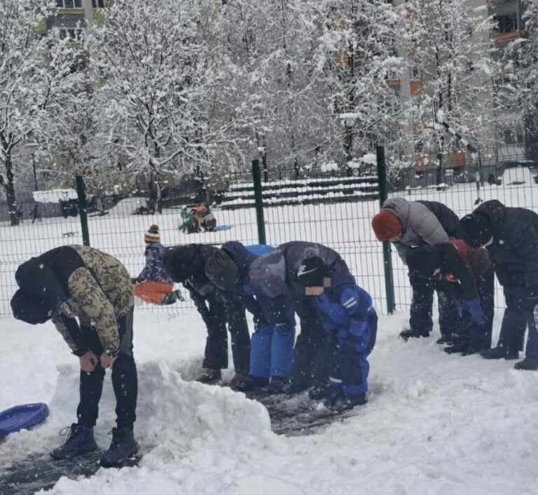 DIRLJIV PRIZOR IZ BIH: Snijeg pada, srce grije | Djeca klanjala vani kako ne bi mokri ušli u džamiju