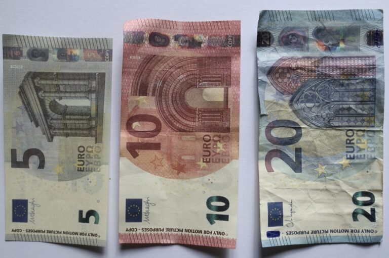 Policija upozorava: Maloljetnici plaćaju filmskim novčanicama, imaju isti serijski broj i natpis “copy”