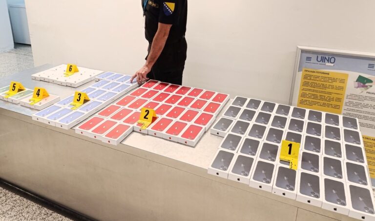 Šok na Aerodromu Sarajevo: Oduzeto čak 123 iPhonea!