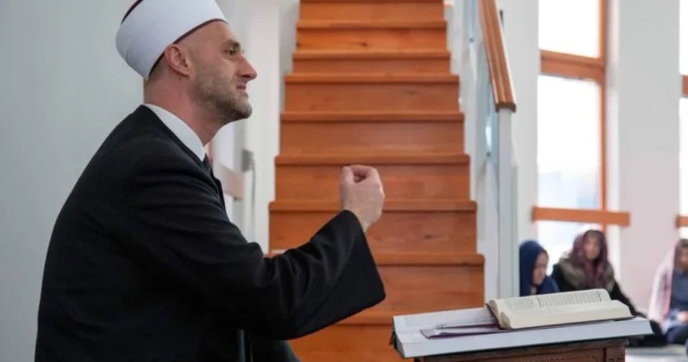 Snažna poruka ef. Velića – Bog nam naređuje: “I s njima lijepo živite”