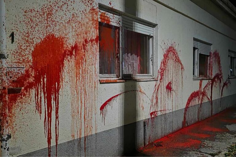 Hrvatima u Srbiji na kuće bacaju crvenu farbu, a Srbi u Hrvatskoj ne mogu na miru ni izložbu održati