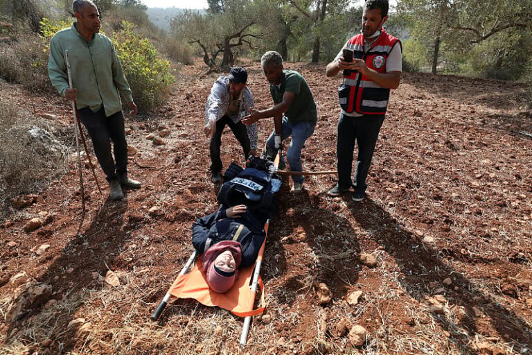 Palestinci na Zapadnoj obali nisu mirni ni tokom berbe maslina: Napali ih izraelski doseljenici