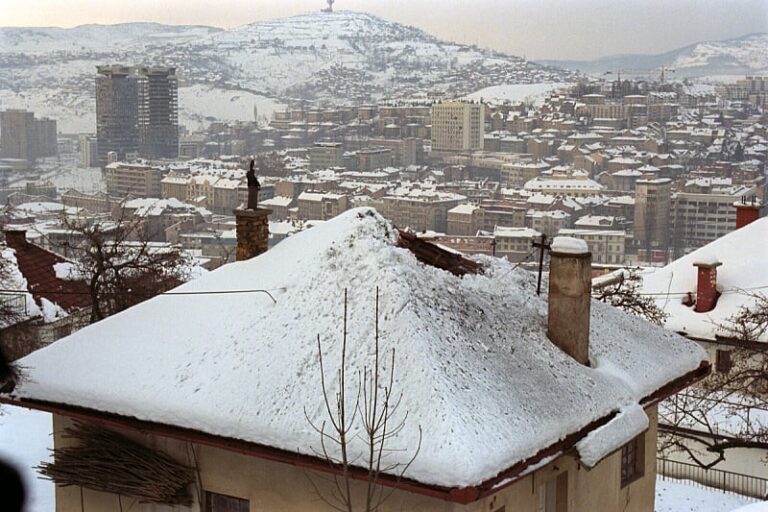 Istraga o “vikend snajperistima” u opsadi Sarajeva: “Nosili su puške kao da idu u lov, imali su i vodiče”