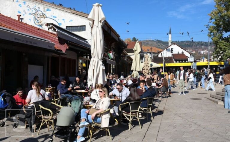 Bašte kafića pune, svi traže mjesto na suncu: Sarajke i Sarajlije uživaju u prvom danu novembra