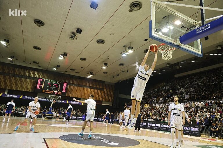 BiH – Srbija od 20 sati: Košarkaši Srbije dočekani zvižducima na zagrijavanju