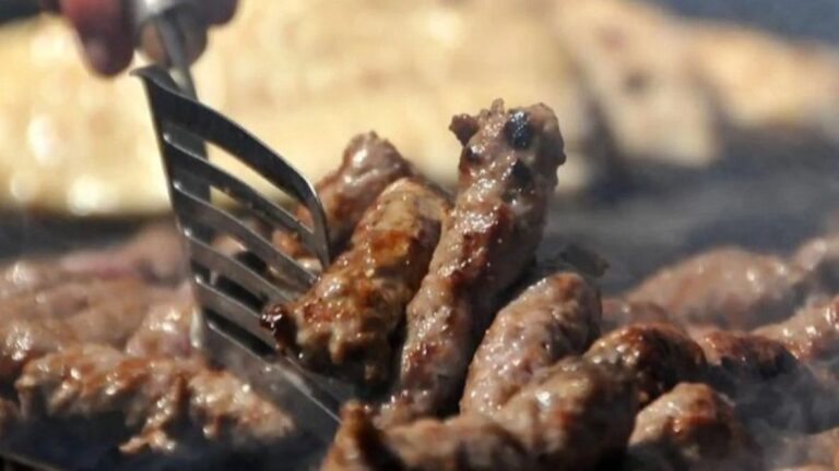 Bosanac u Beču navijače časti sa 3.000 ćevapa, toplom supom i pićem – sve gratis!