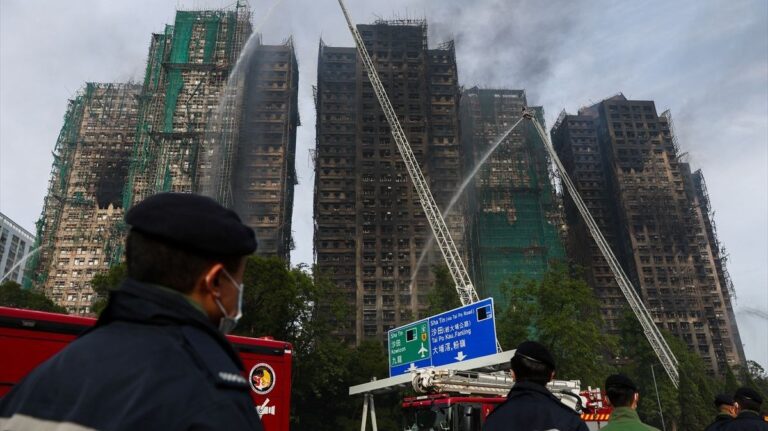 Broj žrtava u Hong Kongu porastao na 128, širenje vatre ubrzao stiropor