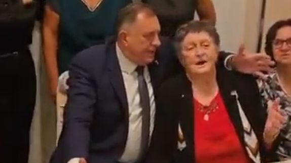 Video / Dodik objavio snimak: Zapjevao u društvu svoje majke