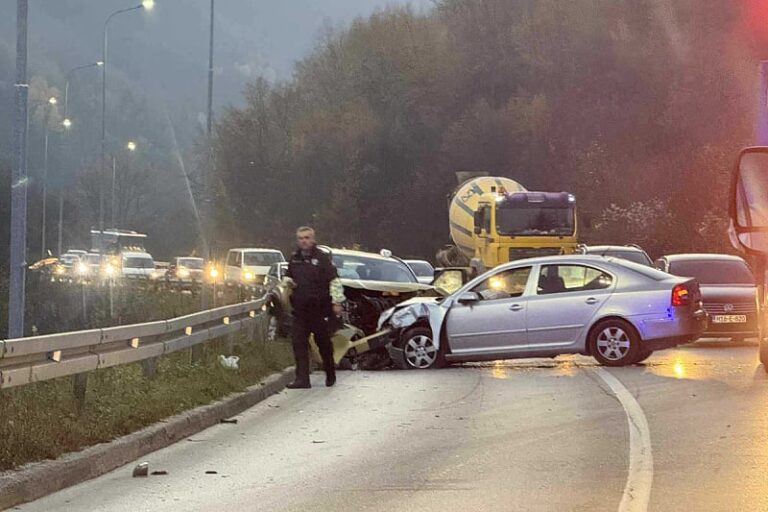 Detalji teške nesreće na ulazu u Sarajevo iz Pala: Dvije osobe prebačene u bolnicu, uviđaj završen