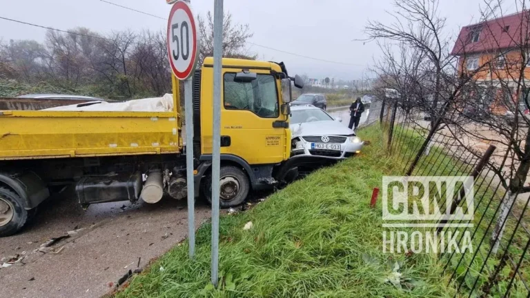 Dijelovi automobila rasuti po cesti: Sudarila se tri vozila, ima povrijeđenih