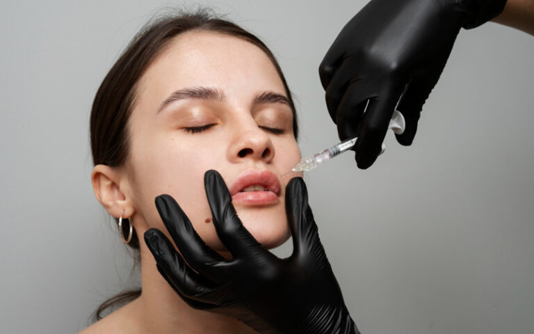 Doktorica u toaletu ubrizgavala djevojci filere u lice i unakazila je. Sada će joj se suditi