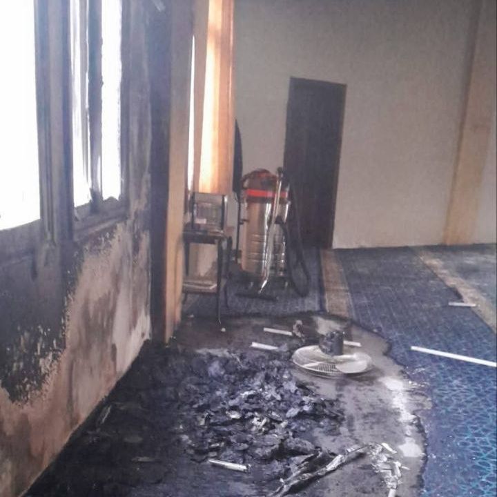 Doseljenici zapalili džamiju u palestinskom gradu Deir Istija