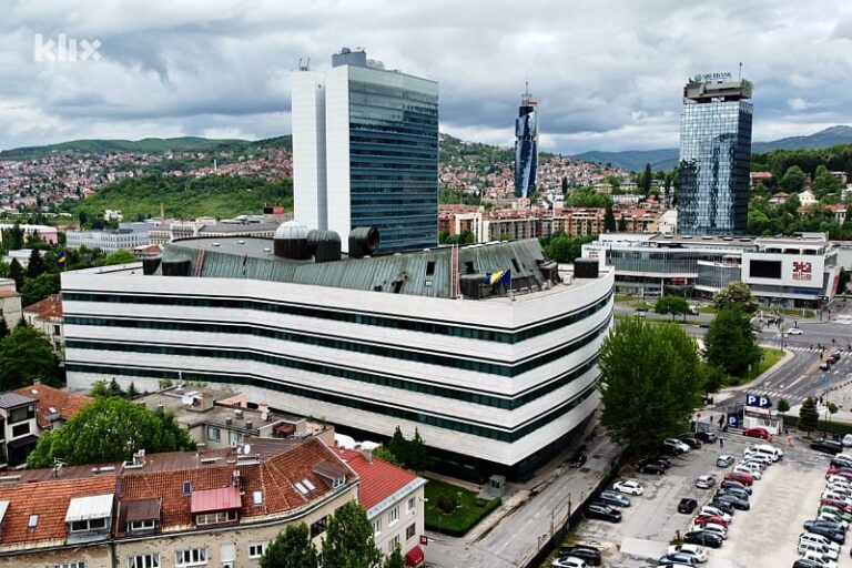 Državni uposlenici će dugoobećavanih 1.000 KM dobiti uz novembarske plate