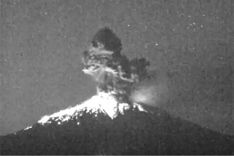 Eruptirao jedan od najaktivnijih vulkana u Japanu, izbacio pepeo u visini od 4,4 kilometra