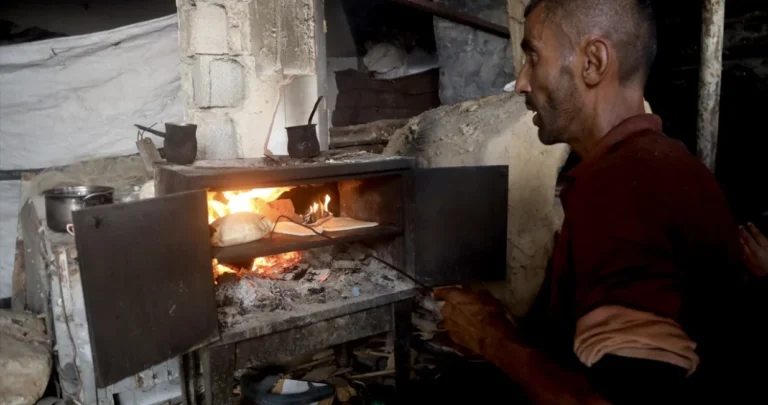 (FOTO) Borba za život: Raseljene palestinske porodice utočište potražile u ruševinama džamije