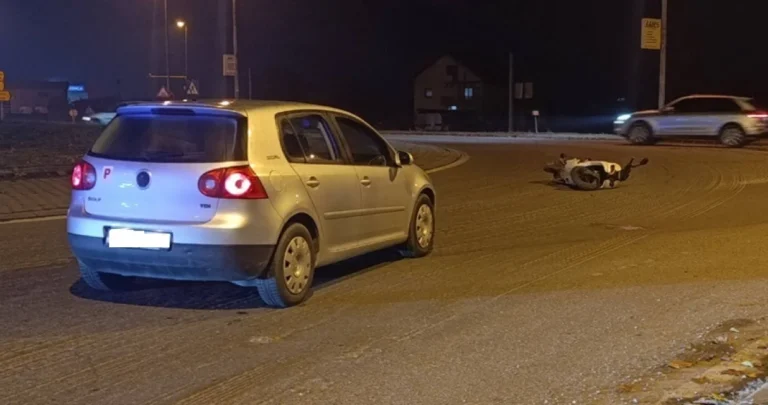 (FOTO) Nesreća u bh. gradu: U strahovitom sudaru motocikla i Golfa povrijeđena jedna osoba